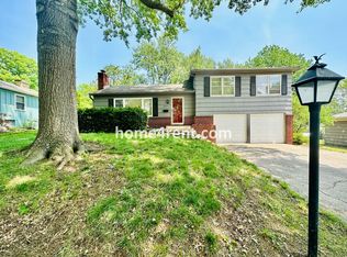 10201 Reeds Dr, Overland Park, KS 66207