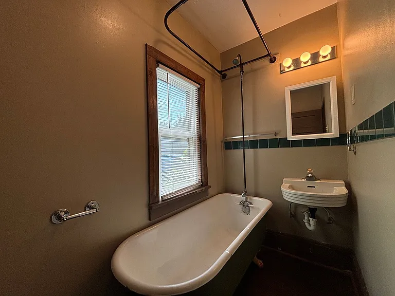 1068 Hatch Ave — Photo 12