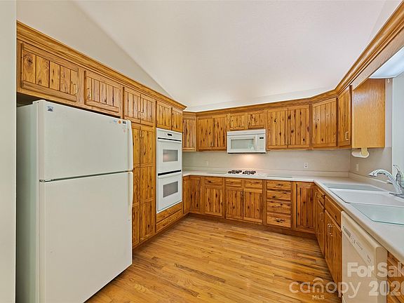 3rd image of 21 Winterview Trl