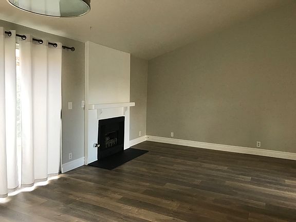 3rd image of 589 Parkview Dr