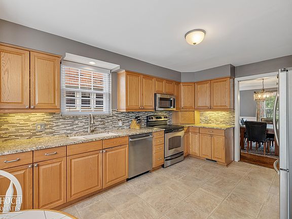 4th image of 423 Moran Rd