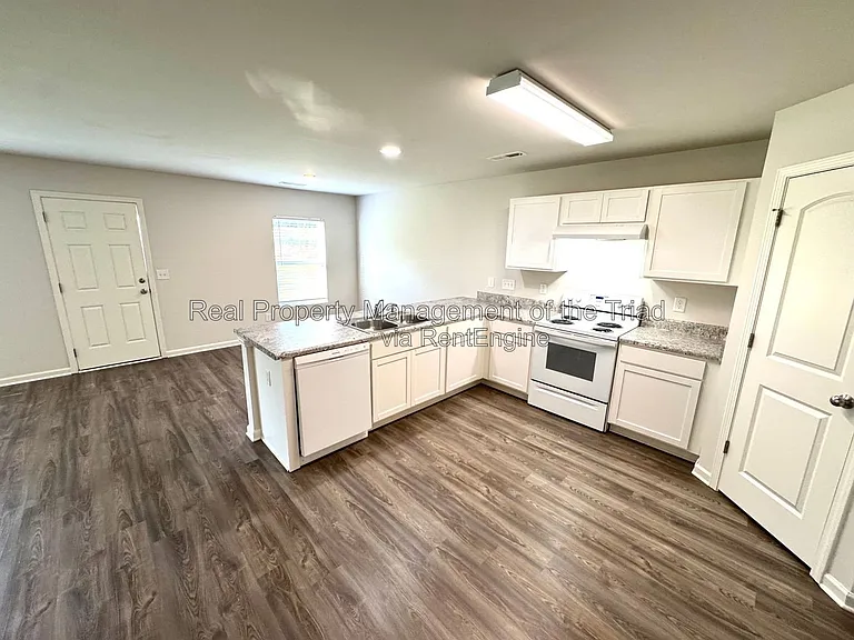 4104 Devonwood Ct — Photo 2