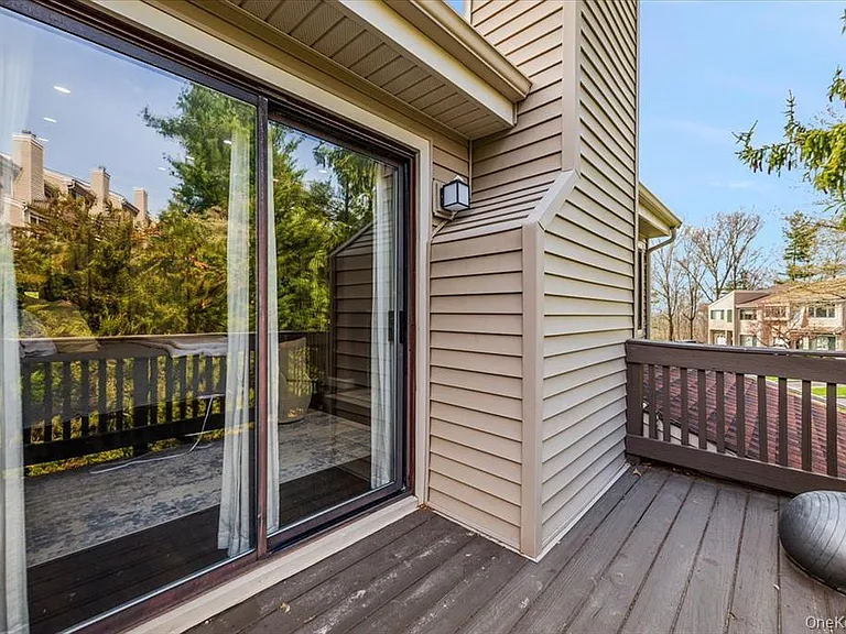 98 Lisa Dr — Photo 28