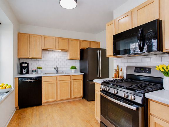 2nd image of 1217 N Village Dr