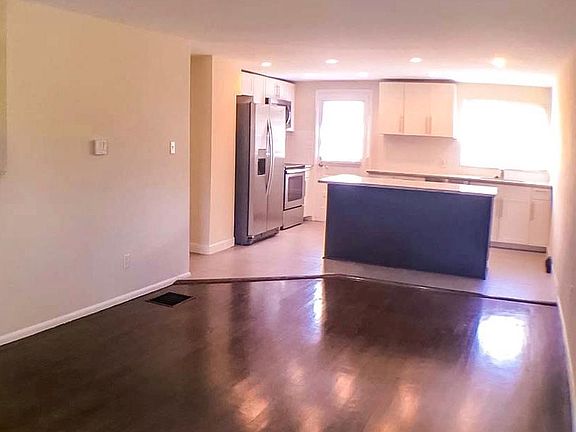 3rd image of 910 Woodhill Dr