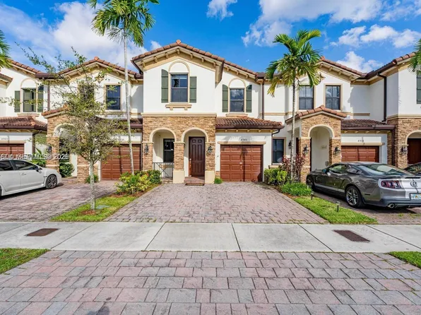 8945 NW 98th Ave, Doral, FL 33178