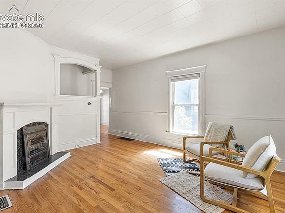4th image of 212 E Madison St
