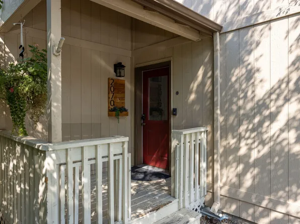 2070 NE Full Moon Dr, Bend, OR 97701