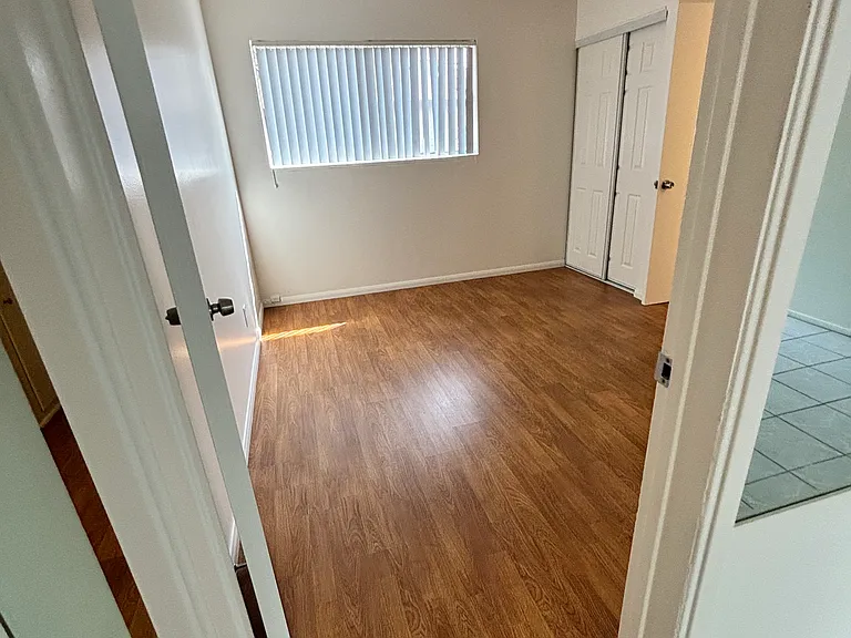 910 E Elk Ave — Photo 12