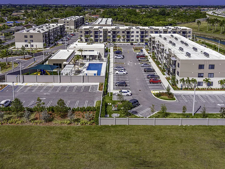 Resia Biscayne Drive — Photo 16