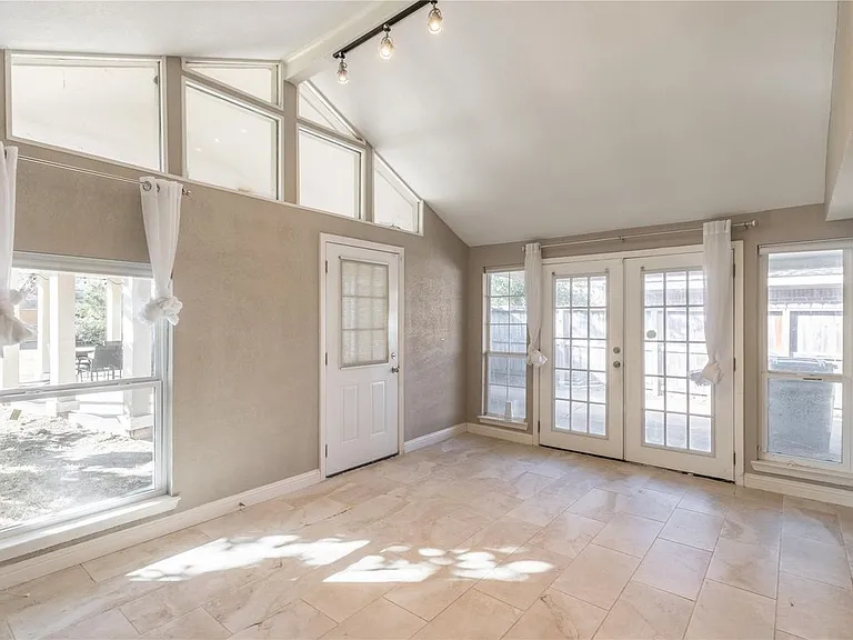 8419 Sharpview Dr — Photo 8