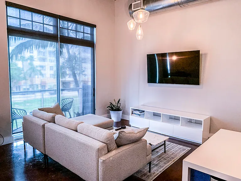 185 NE 4th Ave #204 — Photo 8
