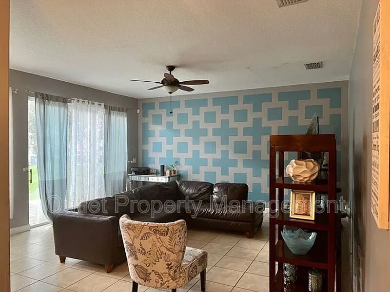 3 bed, 2.5 bath, 1565 sqft, $2,100 — Photo 3