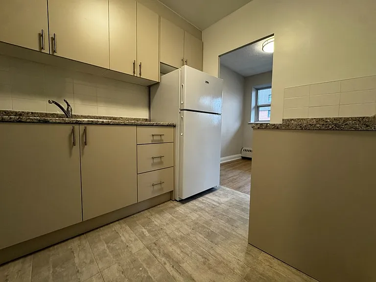1051 Seneca Ave — Photo 6