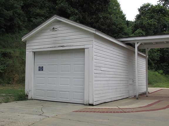 2nd image of 1407 Wisteria Dr