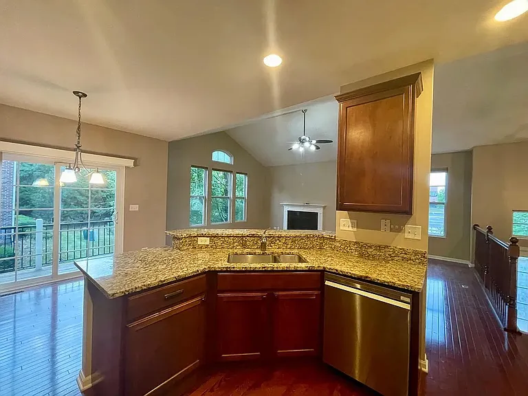 526 Grosvenor Ln — Photo 6