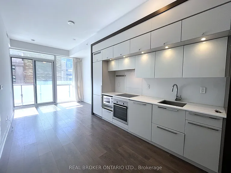 15 Grenville St #401 — Photo 3