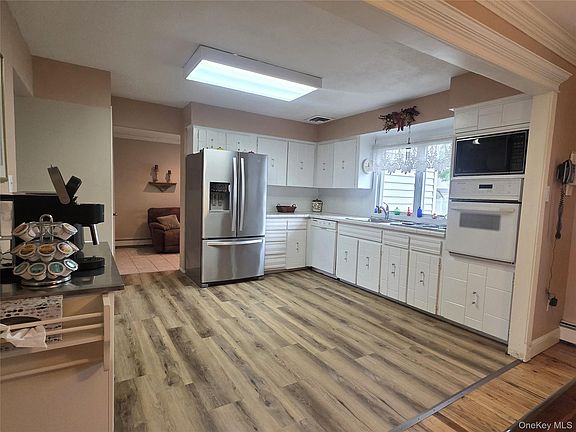 4th image of 2663 Columbus Avenue