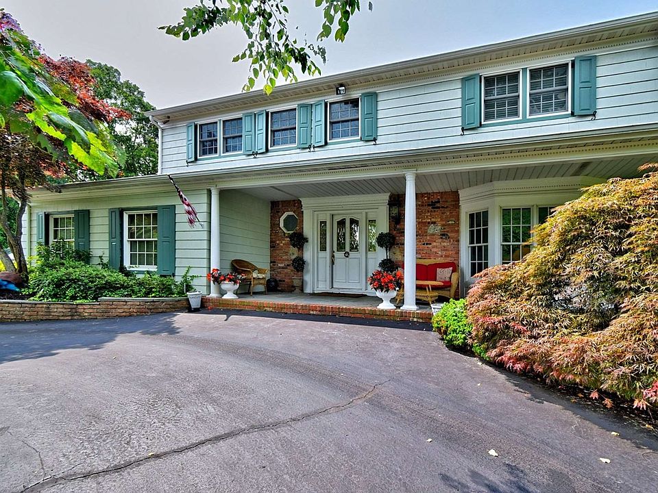 1st image of 178 Connetquot Dr