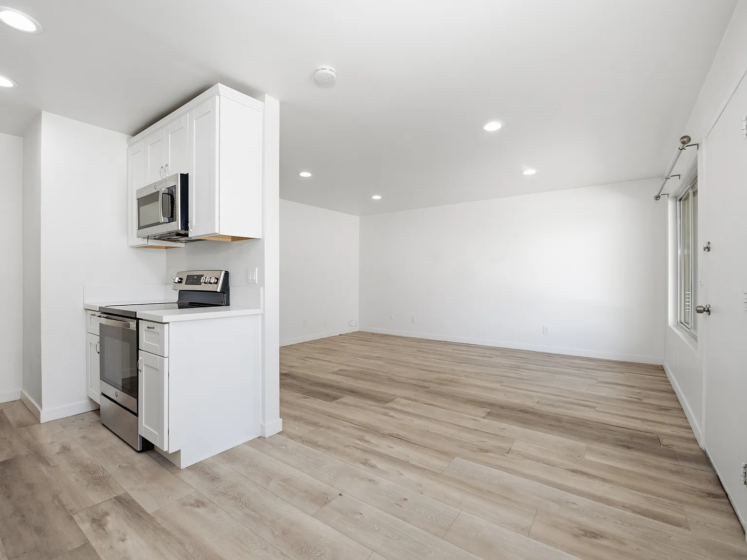 2 bed, 905 sqft, $2,395 — Photo 4