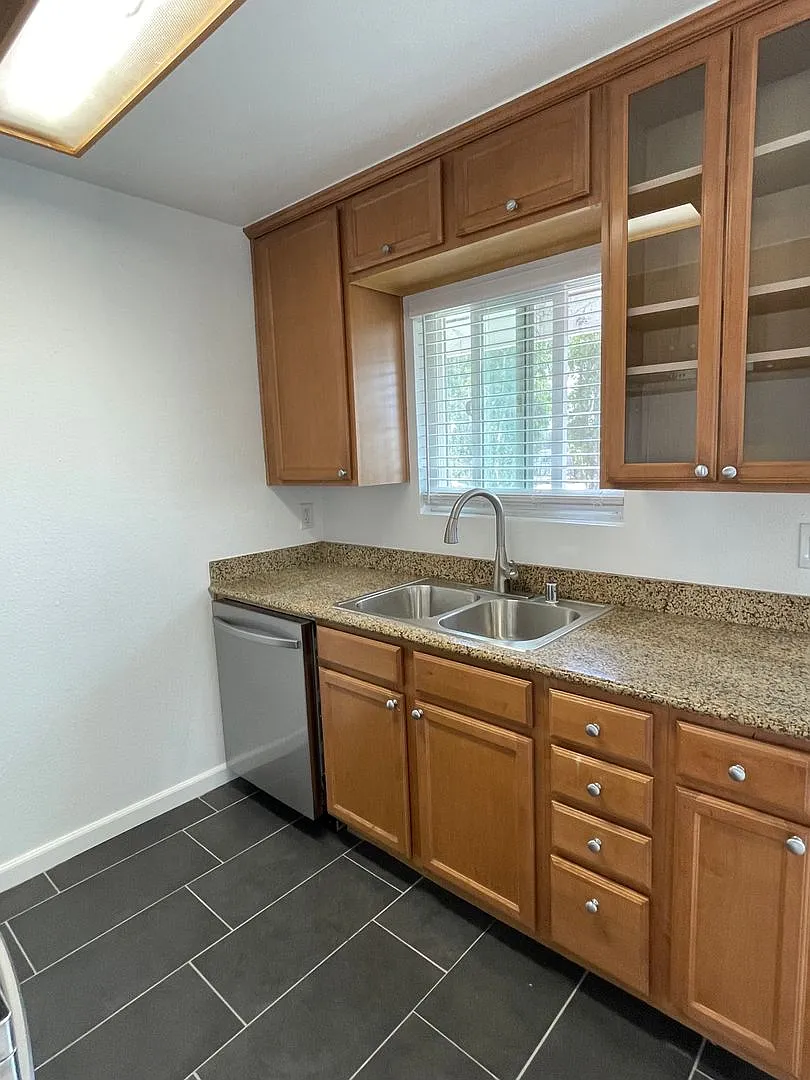 Remodeled 1 Bedroom in San Diego!! Water/Trash Included — Photo 3