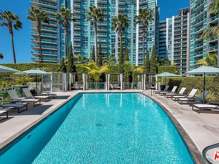 13650 Marina Pointe Dr #306 — Photo 34