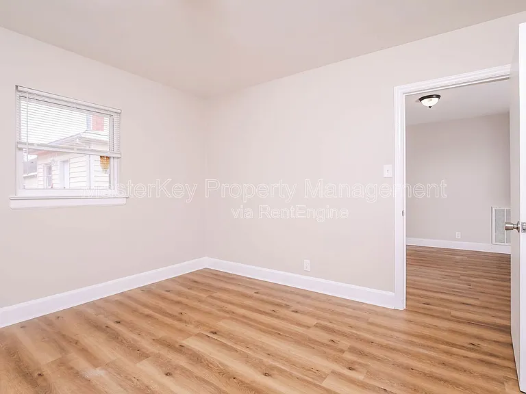 208 E Geer St #B — Photo 14