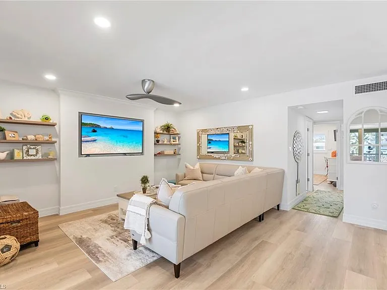 1910 Gulf Shore Blvd N #204 — Photo 9