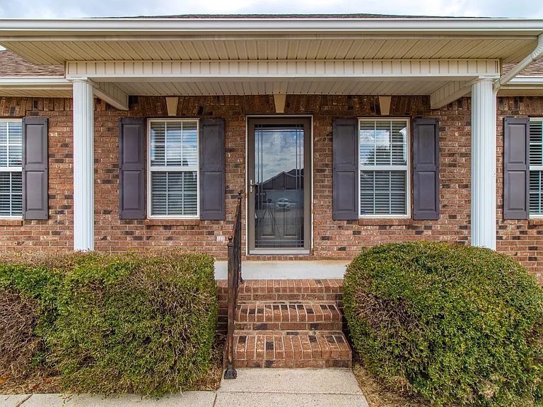 4910 Court Dr — Photo 2