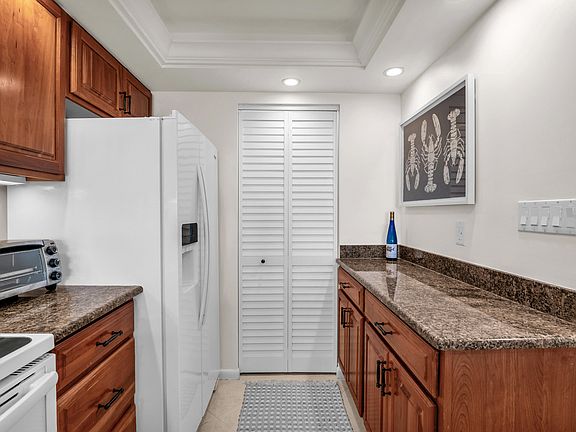 5th image of 591 Seaview Ct APT 504