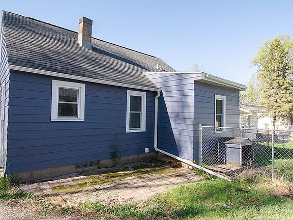 2nd image of 2041 14th St SE