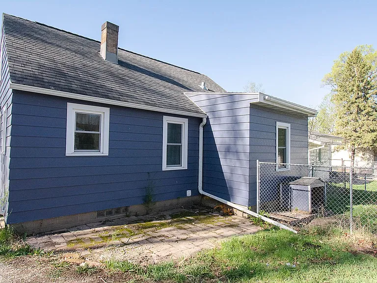 2041 14th St SE — Photo 2