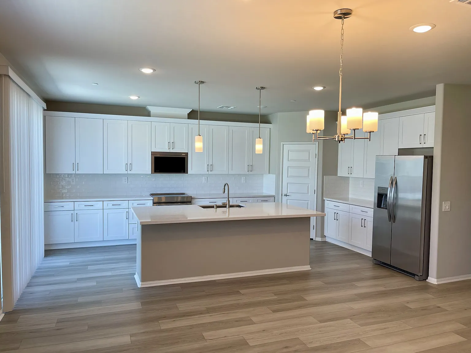 5 bed, 3247 sqft, $4,500 — Photo 3
