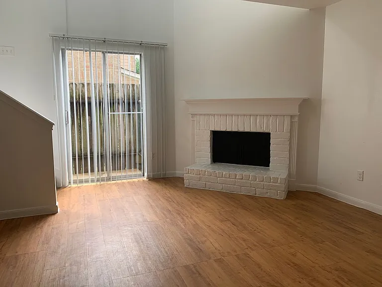 Emerald Cove Apartments — Photo 3