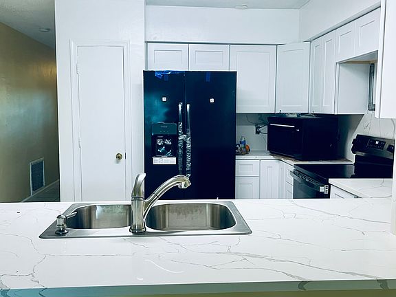 4th image of 11190 NW 39th St #B