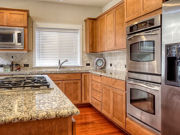 3rd image of 2537 20th Ave NE