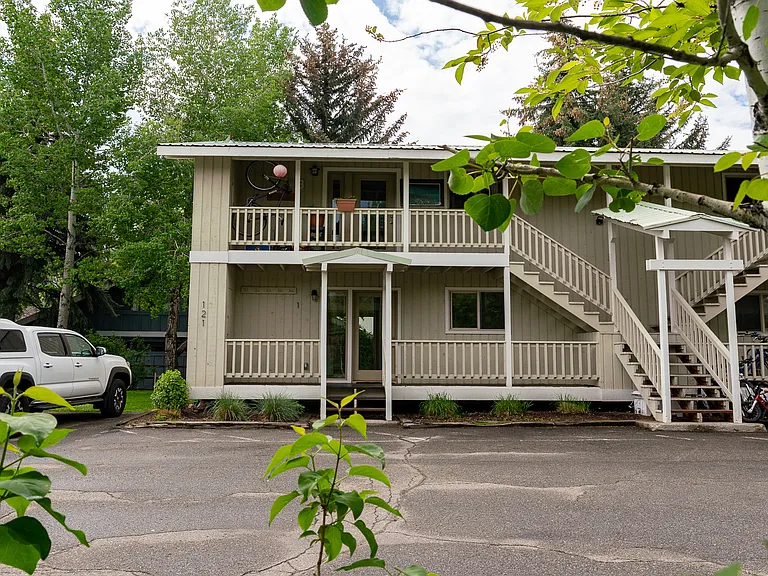 121 Pinewood Ln #B1 — Photo 17