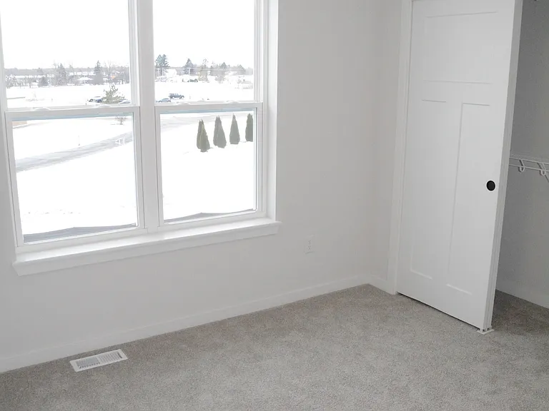 664 E Bluff Cir — Photo 19