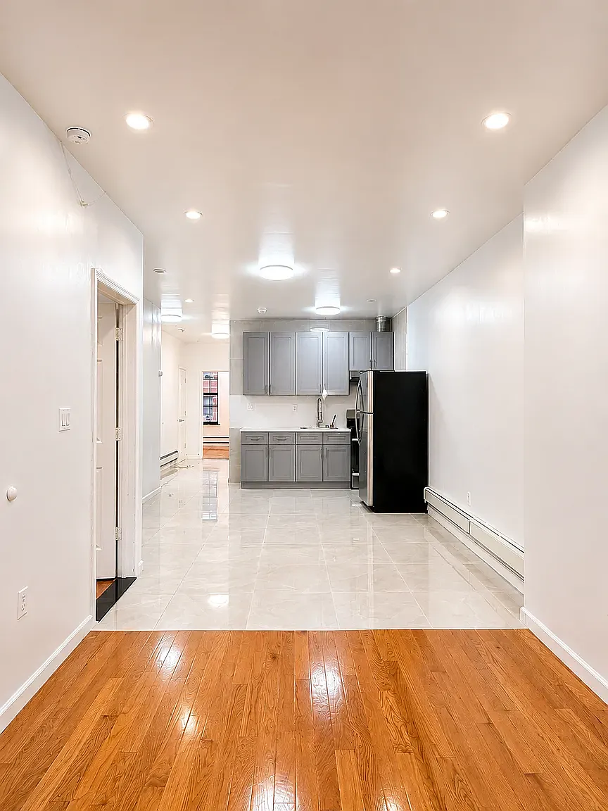 402 Woodbine Street — Photo 2