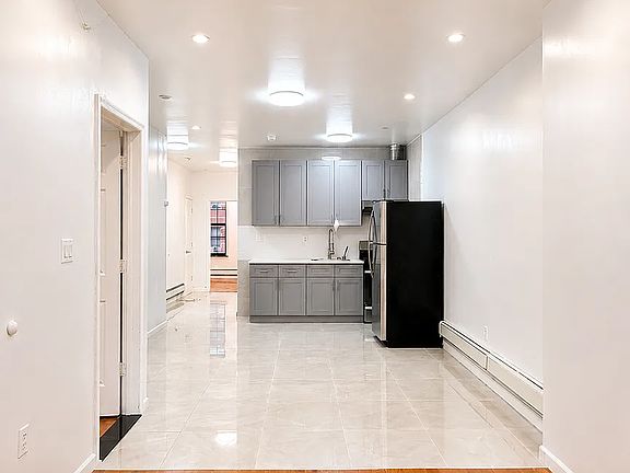 2nd image of 402 Woodbine St #2