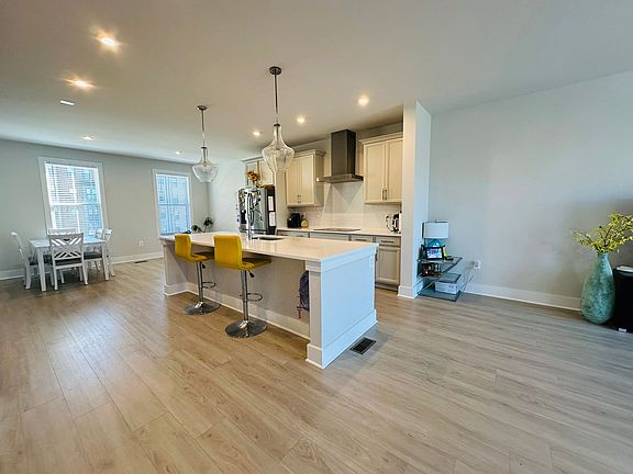 5th image of 594 Hazel Dr #1