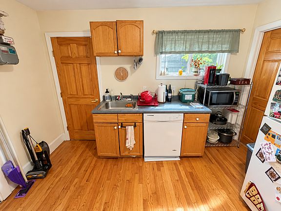 4th image of 19 Bay St #2