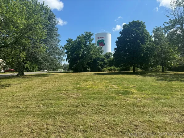 1222 S 3rd St, Stilwell, OK 74960