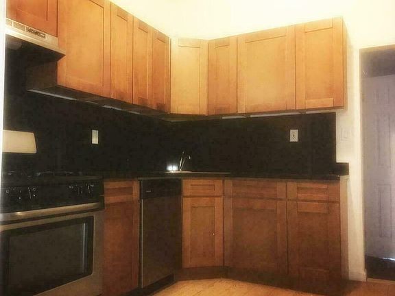 5th image of 2012 29th St APT 1R