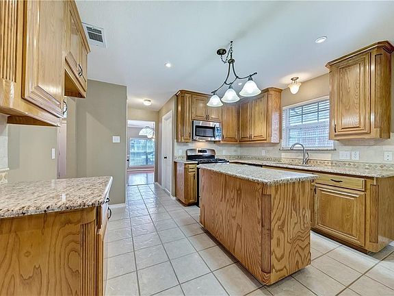 5th image of 2225 Park Hurst Dr