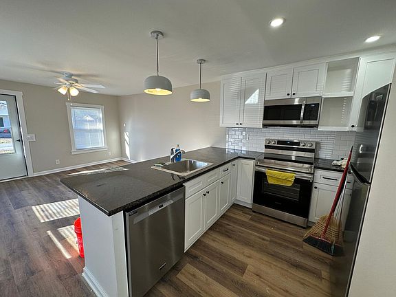 5th image of 611 Carver Ave