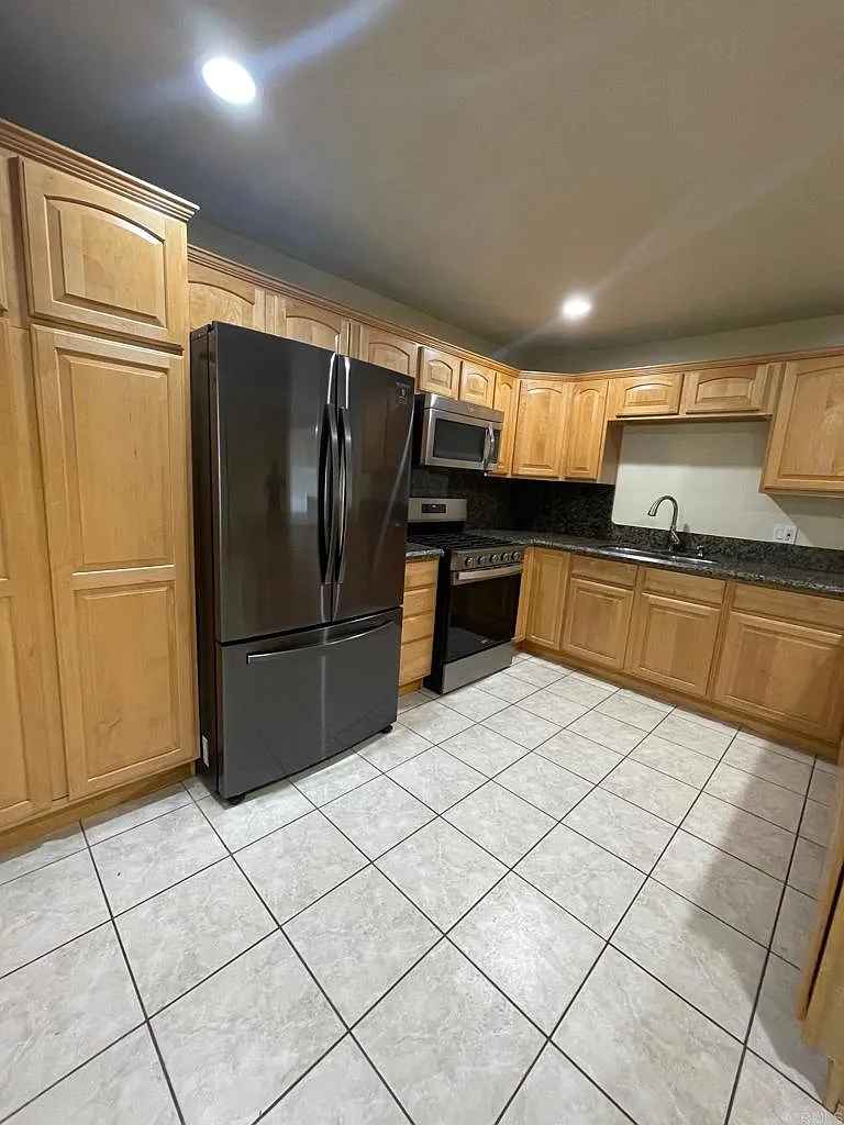 3 bed, 2.5 bath, 1834 sqft, $3,800 — Photo 3