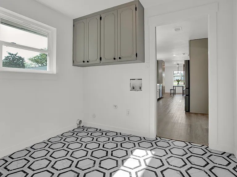 2910 W Crawford St — Photo 13