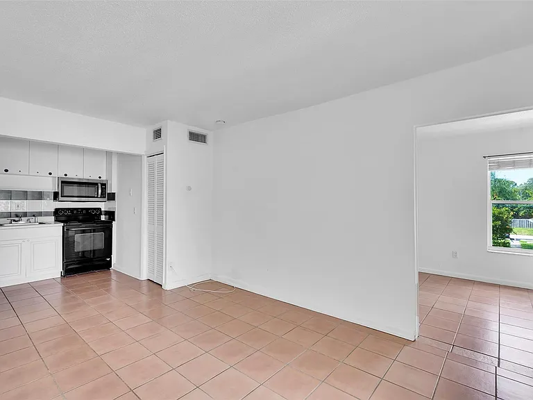 1005 SW 15th Ave #10 — Photo 8