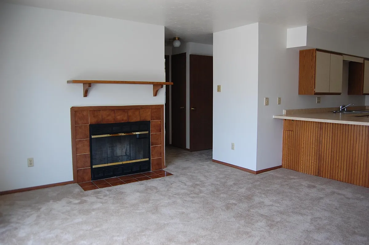 Building Photo - 1421 S Carriage Ln #1421